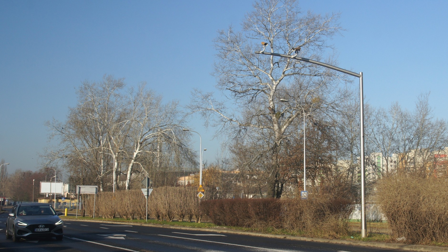 Żółte kamery GITD przy wjeździe na skrzyżowanie