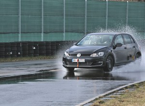 Co to jest aquaplaning i jak temu zaradzić?