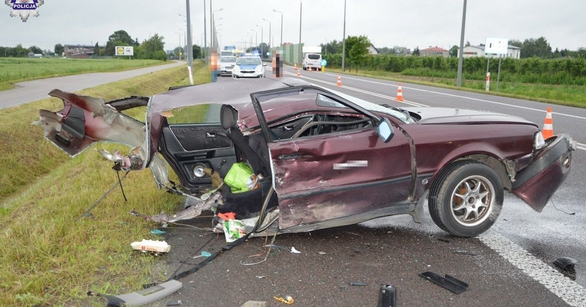 Po zderzeniu Audi rozpadło się na dwie części