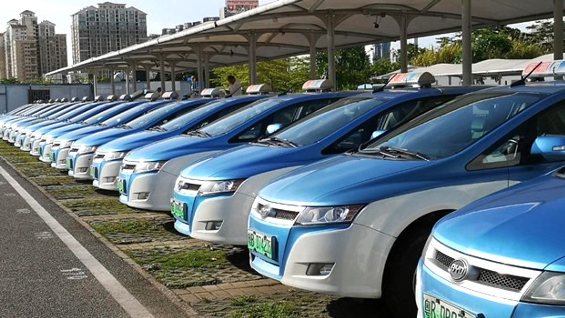 Shenzhen było pierwszym miastem na świecie, które już w 2017 r. zelektryfikowało całą 16-tysięczną flotę autobusów, a rok później — taksówek. Ponad 90 proc. tamtejszych śmieciarek i większość dostawczaków też jest elektryczna. W ślad za Shenzhen poszły Pekin, Kanton i dziesiątki innych miast. Ogółem po Chinach jeździ 690 tys. autobusów na prąd. Reszta świata ma ich 90 tys.