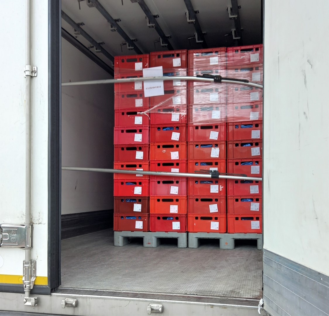 Kierowca ciężarówki przewoził skrzynki z mięsem w nieodpowiedni sposób