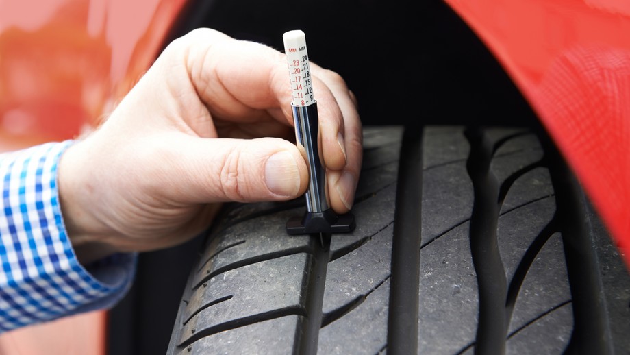 Sprawdzanie głębokości bieżnika opony