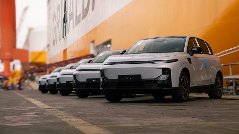 Samochody Leapmotor B10 podczas załadunku na statek