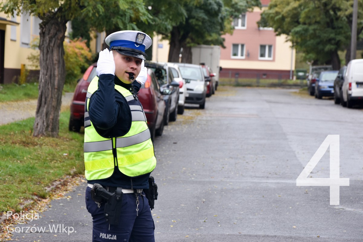 Policyjne gesty na skrzyżowaniu