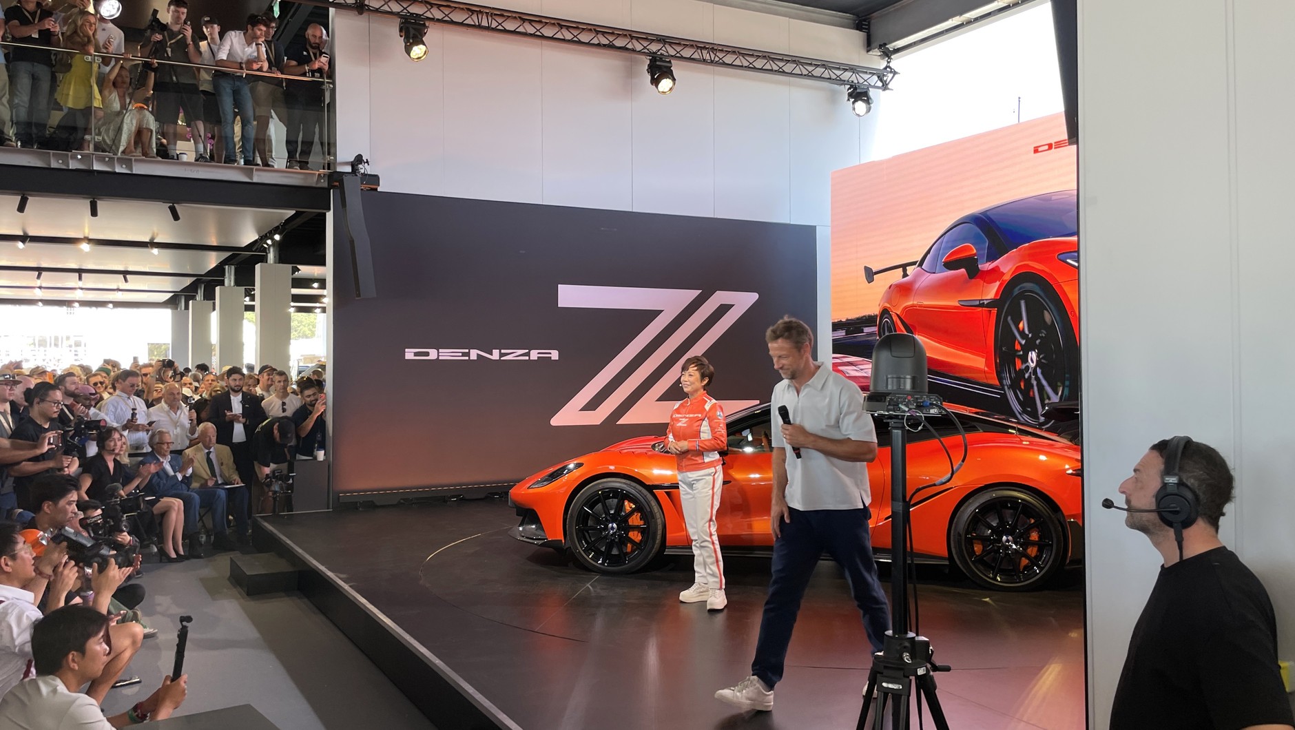 Stella Li, wiceprezeska BYD Auto, i Jenson Button podczas premiery Denzy Z w Goodwood