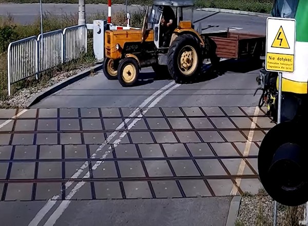 Traktorzysta na przejeździe kolejowym. Co on wyprawia! [Nagranie]