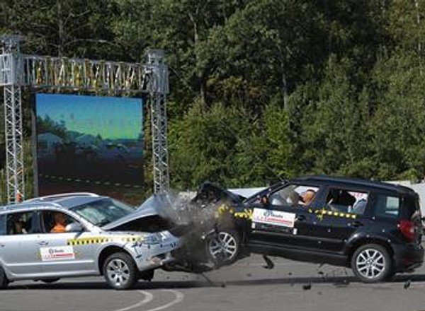 Co zostało po zderzeniu przy prędkości 90 km/h Škody Yeti z Superbem