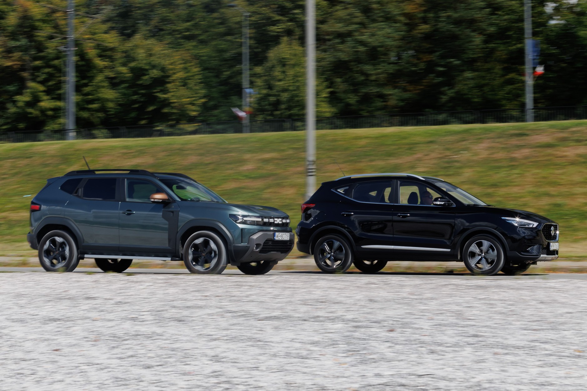 Dacia Duster kontra MG ZS. Porównanie dwóch budżetowych samochodów