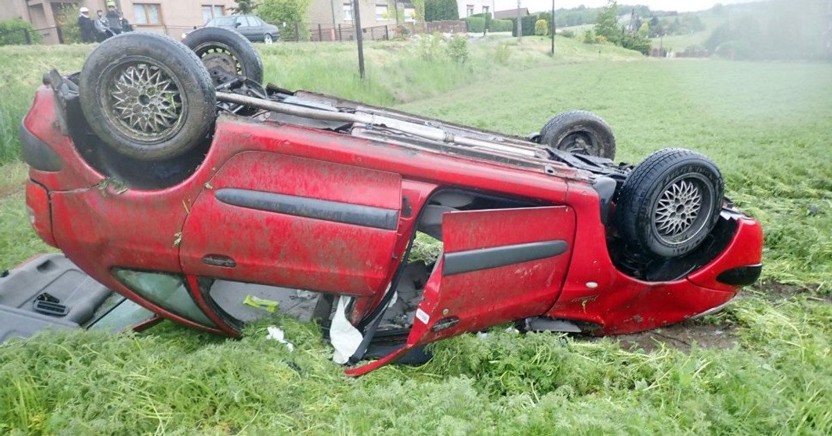 Auto wypadło z drogi i dachowało; za kierownicą 15-latek