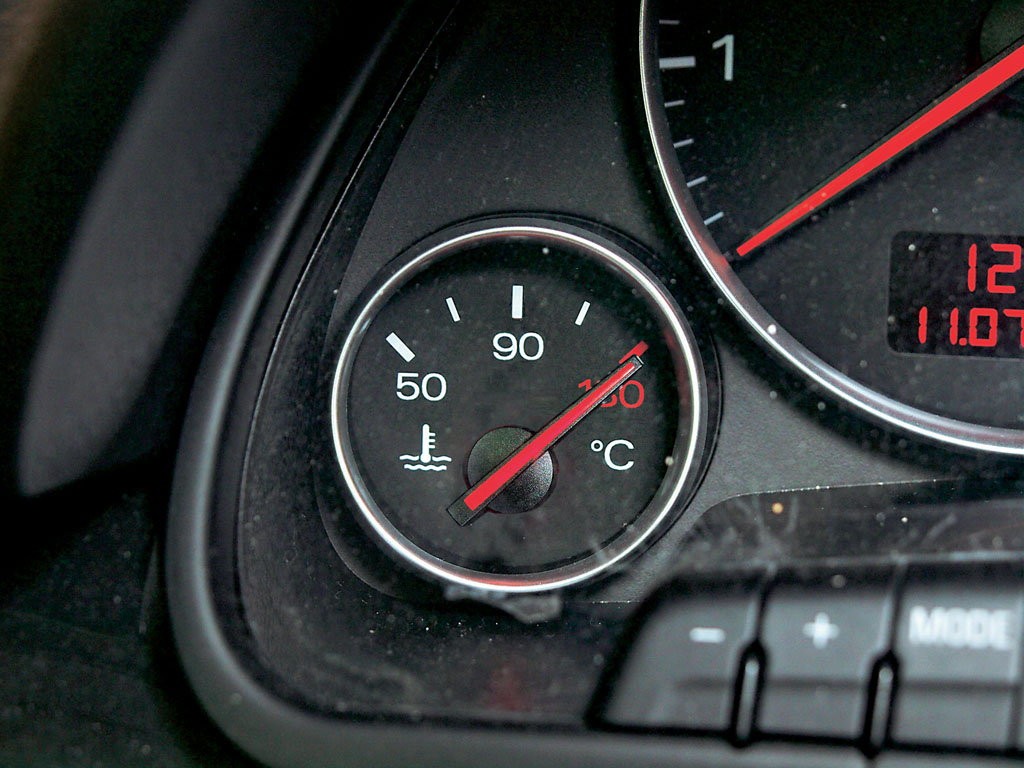 Jeżeli widzisz, że silnik zaczyna się zbyt mocno grzać, zatrzymaj samochód i wyłącz silnik.