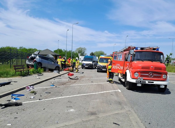 Kierowca ciężarówki staranował samochód. Inspektorzy ITD natychmiast ruszyli na pomoc
