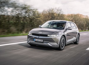 Hyundai Ioniq 5 – wskazuje, którędy droga