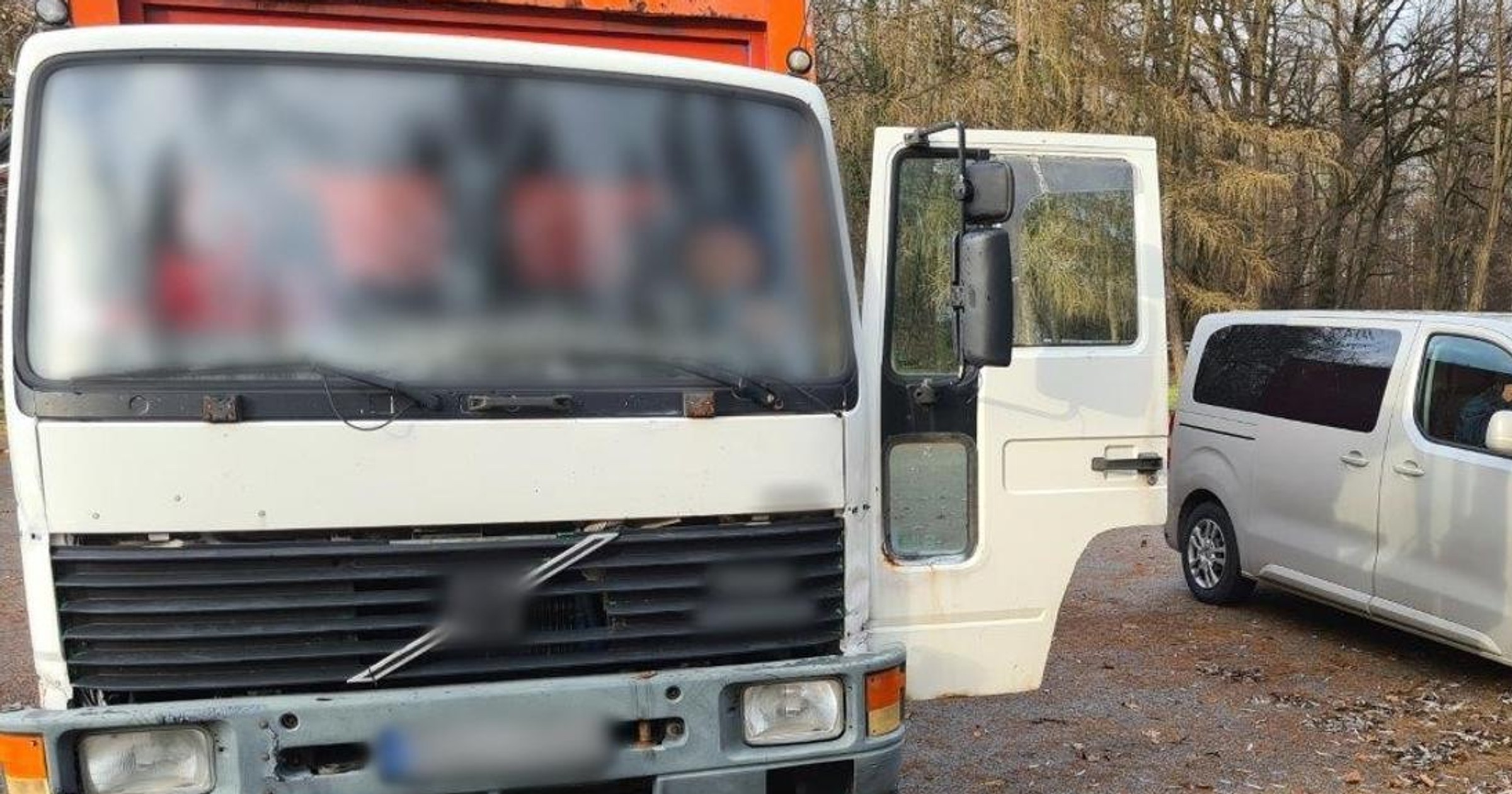 Zatrzymana do kontroli ciężarówka przez nieoznakowany patrol ITD