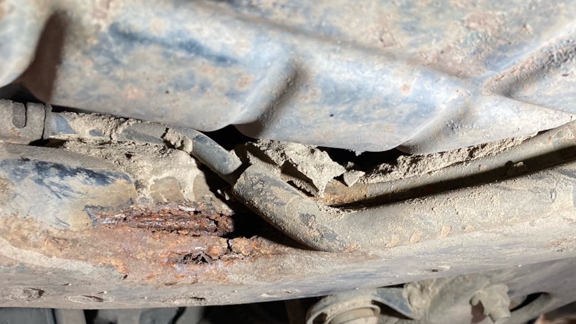Przednia część podwozia, korozja ramy pomocniczej na granicy przełamania – takie auto nie ma prawa zaliczyć badań technicznych!