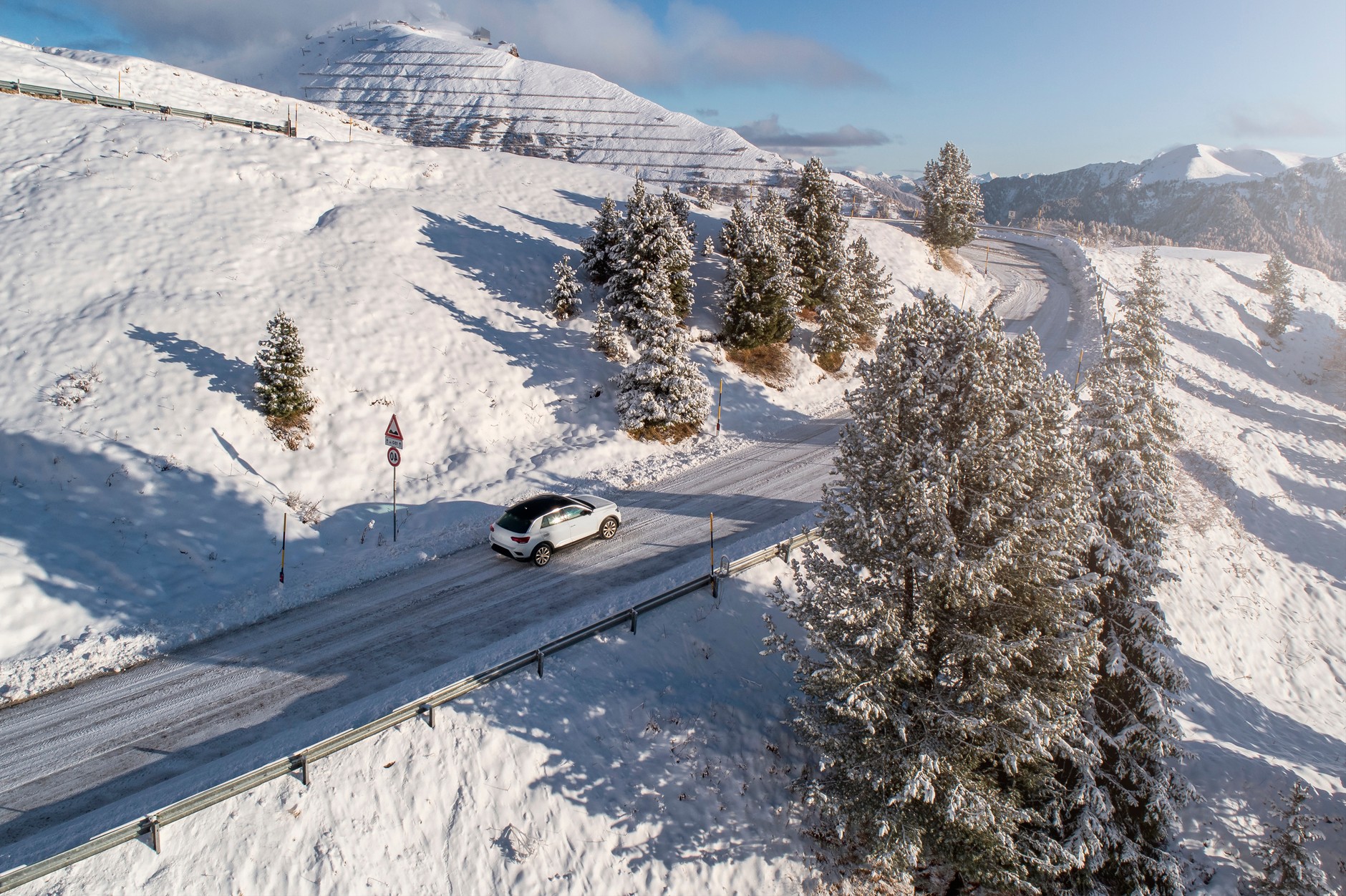 W przypadku zbliżania się do takiego zakrętu, lepiej nasłuchiwać i przed wjazdem na zakręt zasygnalizować swoją obecność klaksonem
