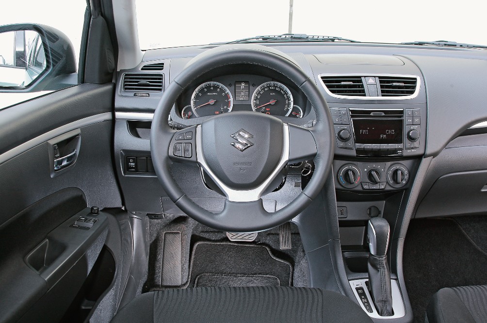 Wnętrze Suzuki mocno się zestarzało, do tego wykonano je z plastików o niskiej jakości, ale za to… nic się tu nie psuje