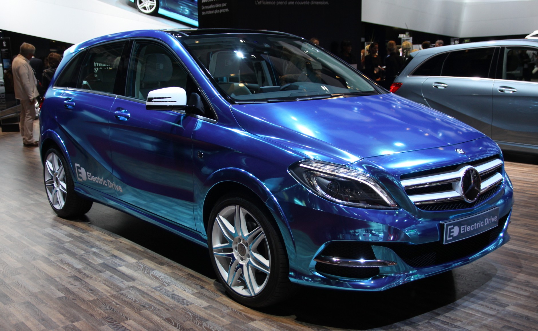 Kilkanaście lat temu Mercedes uważał, że nie ma sensu przesadzać z inwestycjami w elektromobilność – zamiast rozwijać własne konstrukcje, koncern (tanio) kupił technologię od debiutującej na rynku Tesli, ratując ją od bankructwa.  