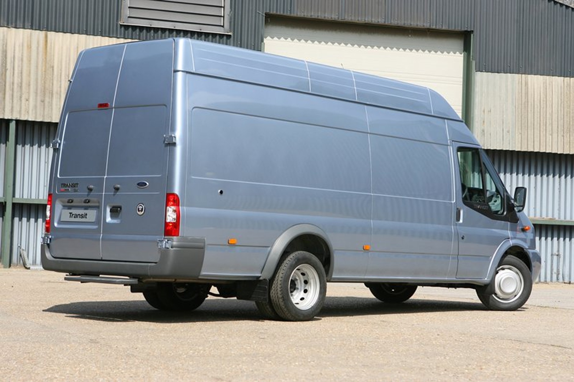 Ford Transit: mocniejszy (3,2 TDCi 147 kW/200 KM) i ładowniejszy (4,6 t)