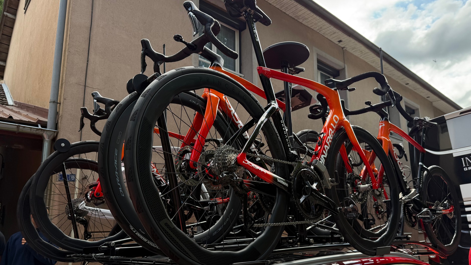 TdF – strefa zawodników i ich ekip przed startem