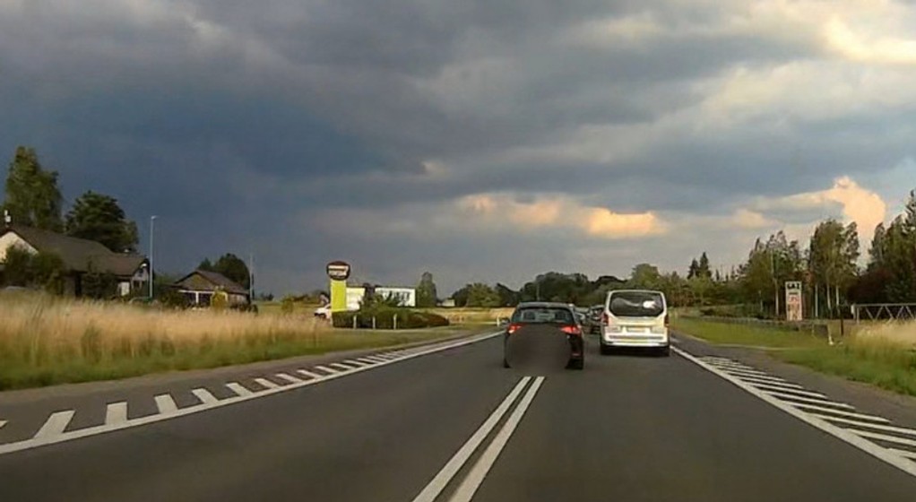 To wyprzedzanie może kosztować kierowcę nawet 30 tys zł Wszystko się nagrało