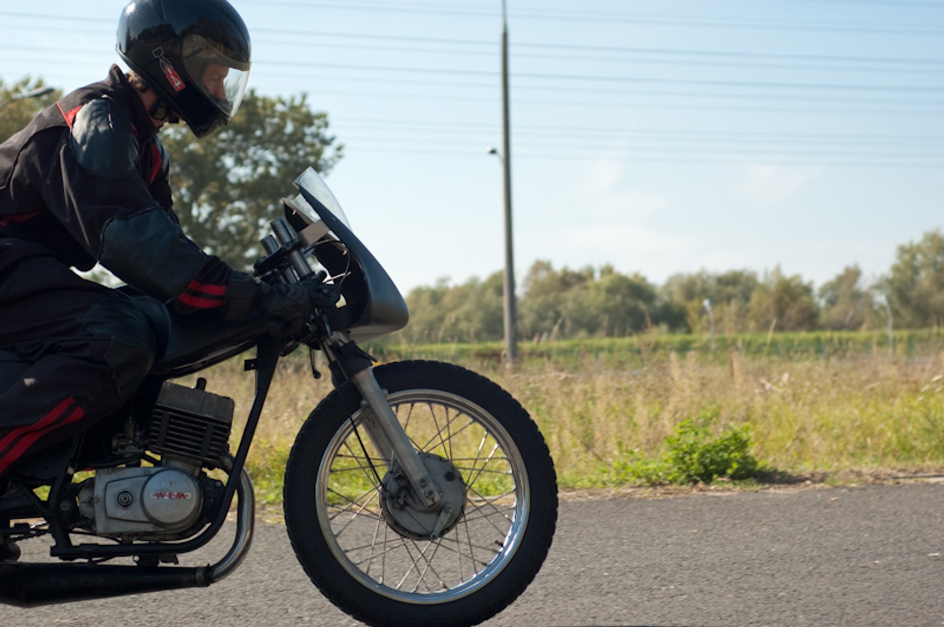 Polskie motocykle i samochody na torze FSO