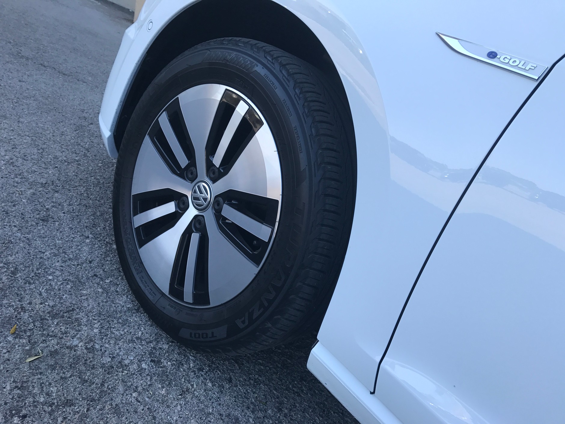 VW e-Golf poznamy m.in. po charakterystycznych kołach z oponami 205 55 R 16