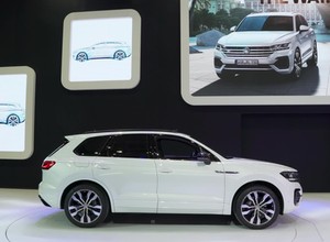 Volkswagen Touareg podczas salonu samochodowego w Poznaniu