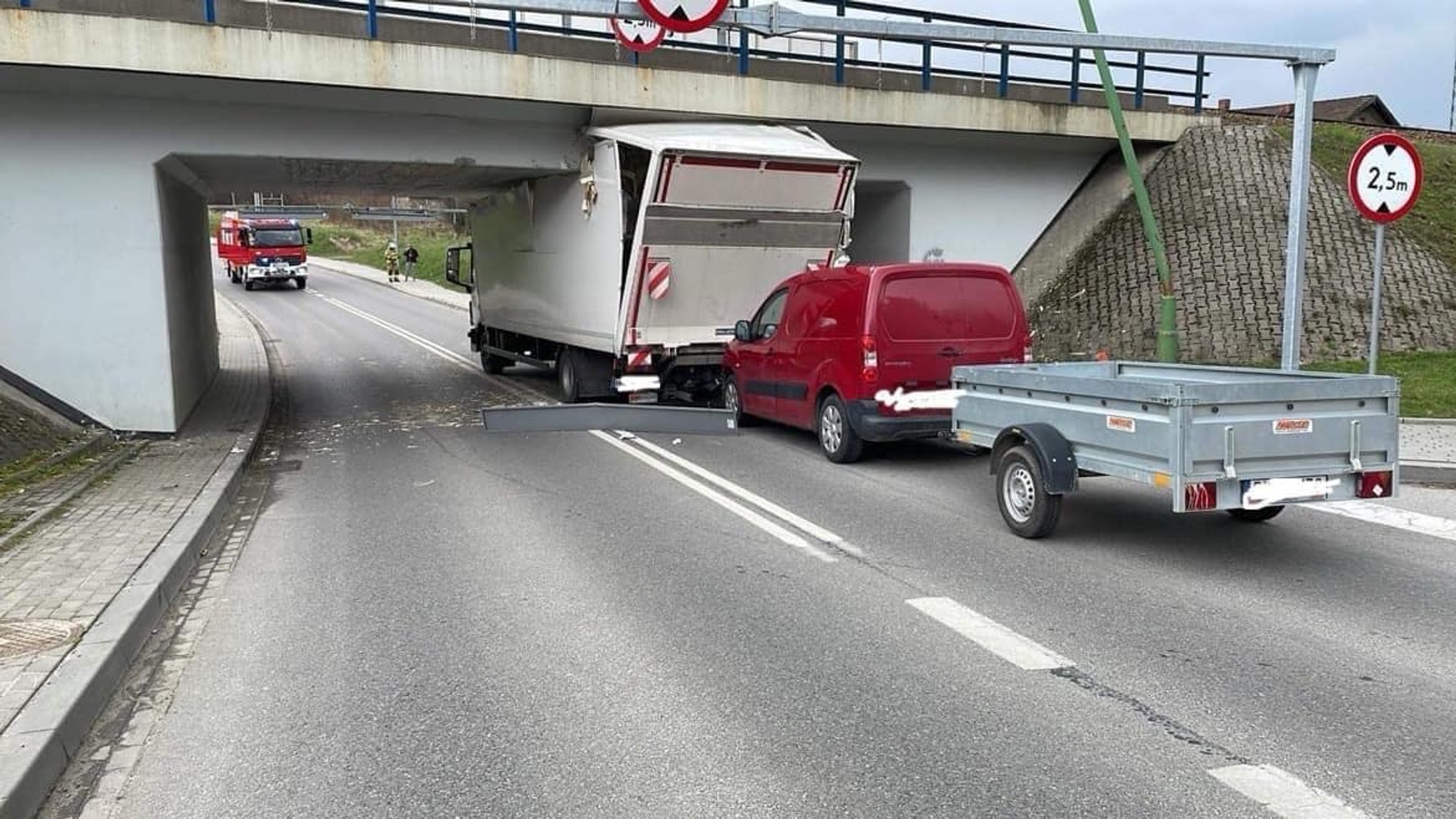 Ciężarówka wjechała pod wiadukt i już spod niego nie wyjechała