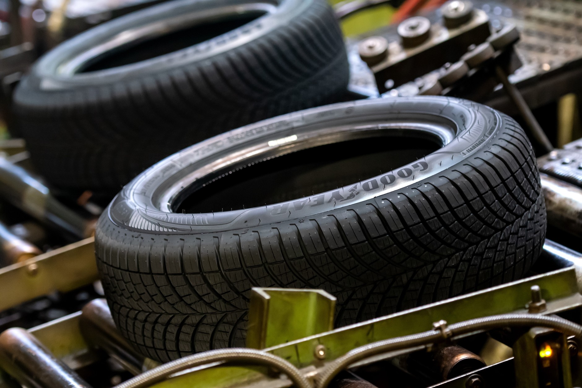 Produkcja opon marki Goodyear w fabryce w Dębicy