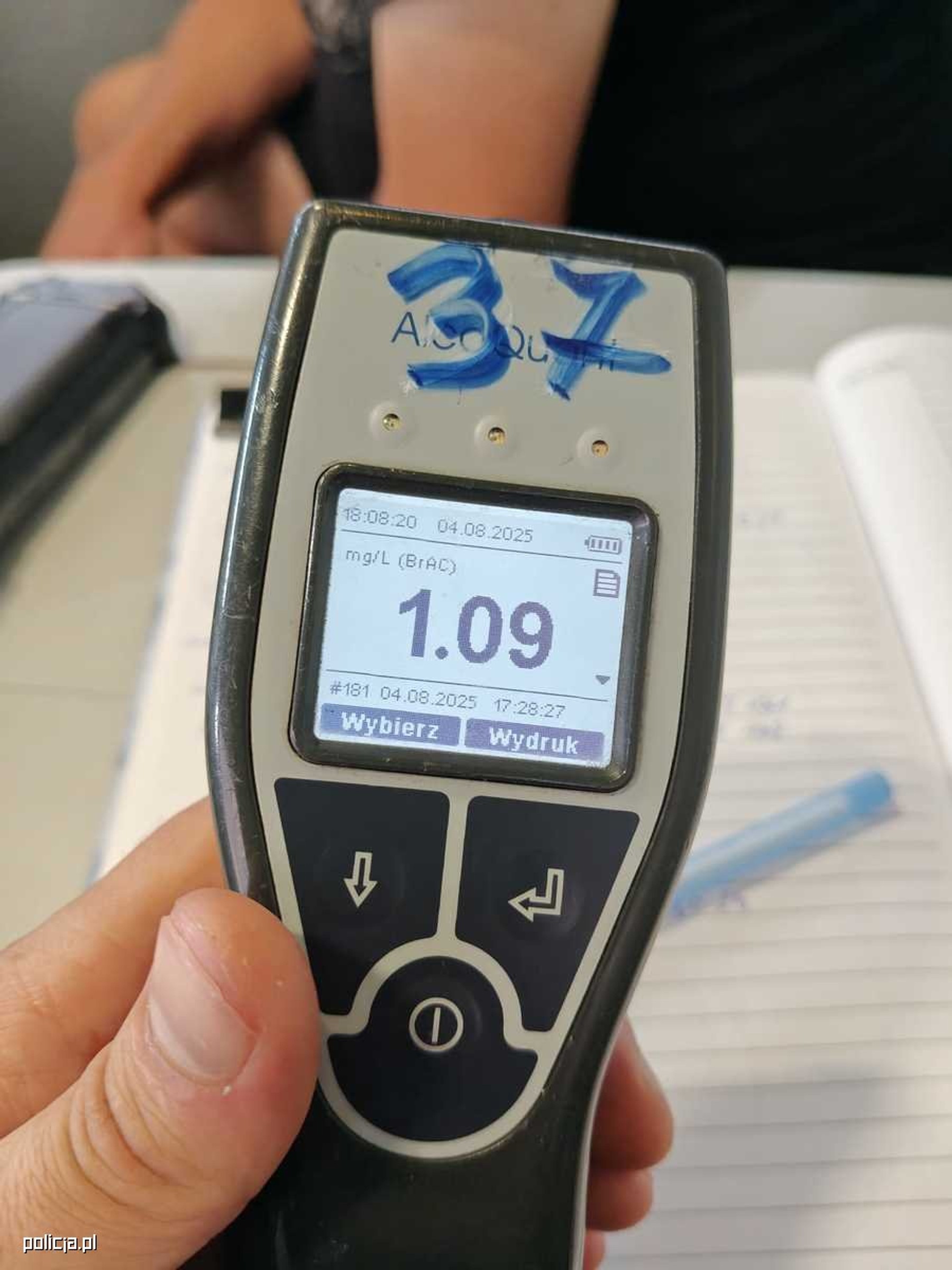 Zasnął za kierownicą tira na odbownicy