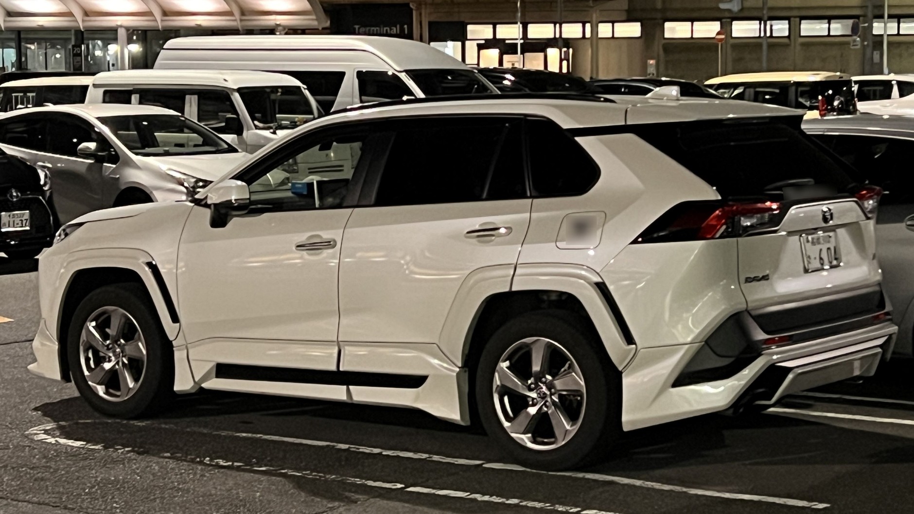 Kiedyś na bazie Toyoty iQ powstał Aston Martin Cygnet. Ta Toyota RAV4 też wygląda jak po tuningu Astona.