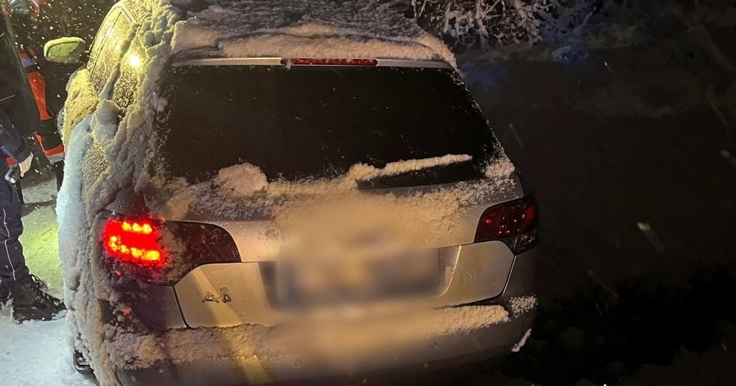 Auto było zawieszone na skraju rowu. Policjanci zdecydowali się wybić szybę
