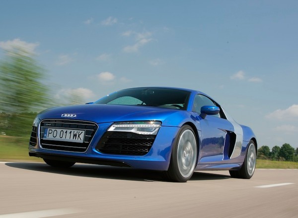 Jak jeździ 525-konne Audi R8?