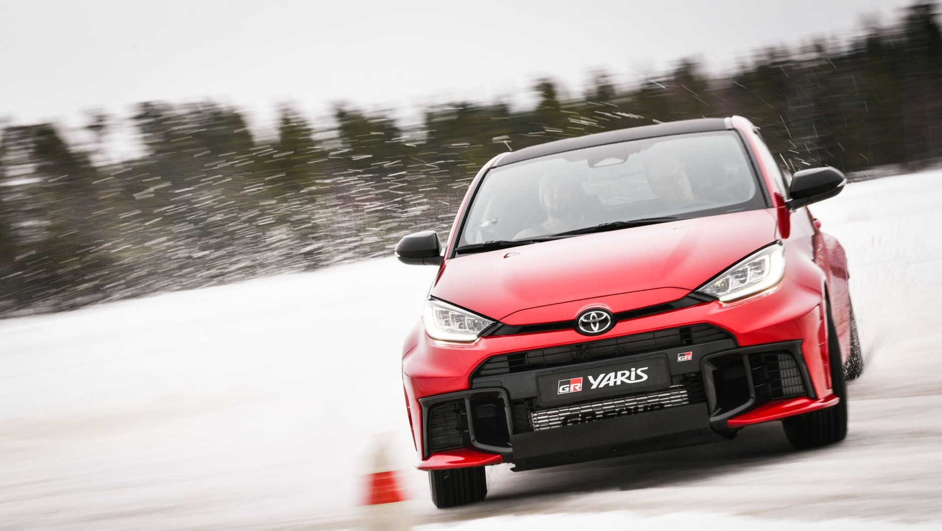 Toyota zmodyfikowała też zderzak i wzmocniła siatkę ochronną