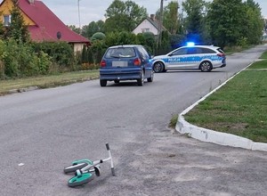 Babcia nie upilnowała dwuletniego wnuka. Dziecko wjechało rowerkiem w jadące auto