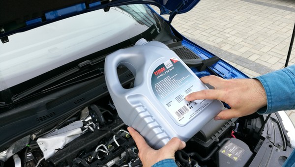 Jak czytać oznaczenia na olejach silnikowych, by optymalnie wybrać olej do auta?