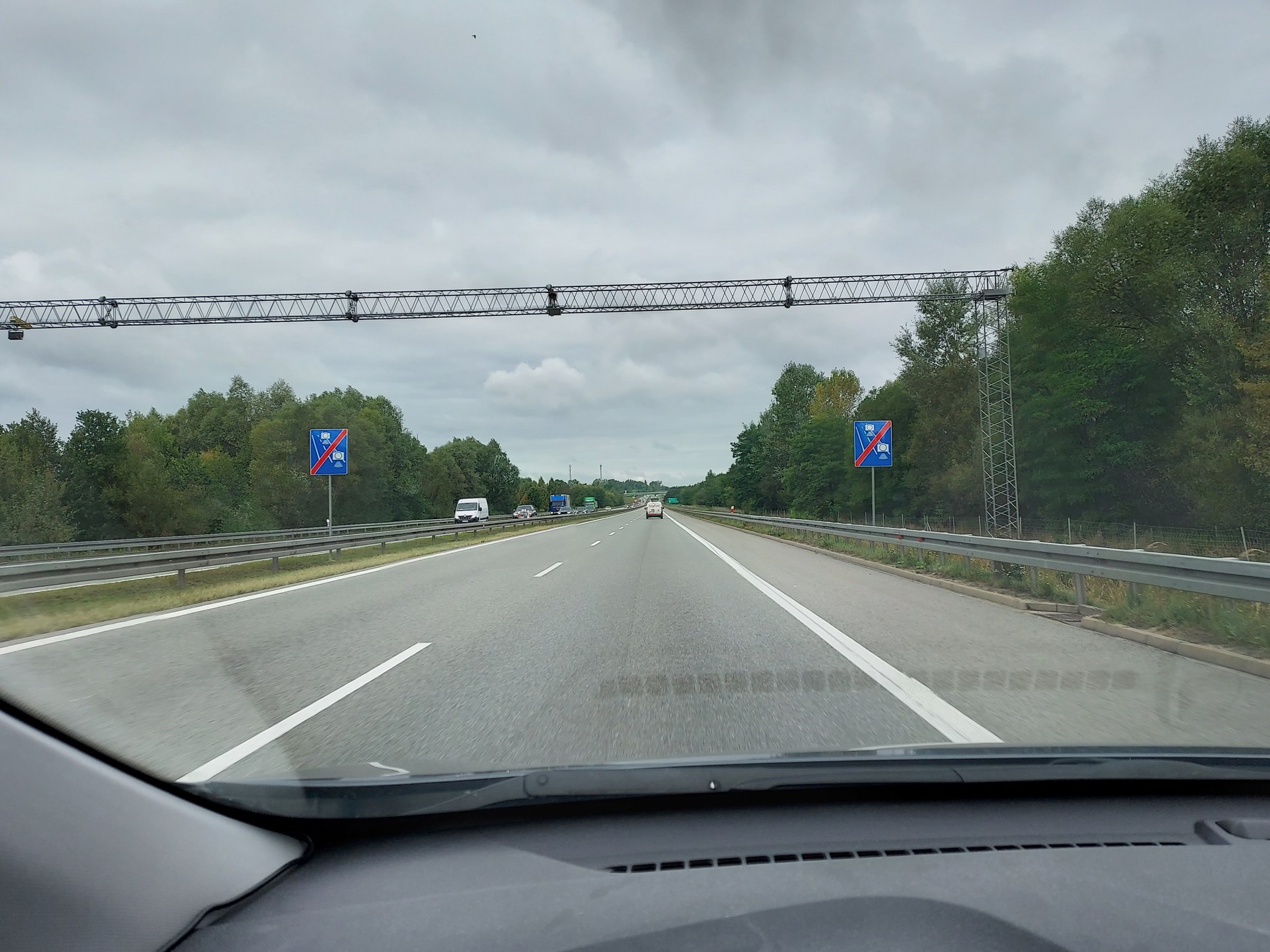 Początek i koniec odcinkowego pomiaru prędkości na drodze S7 pomiędzy Radomiem i Warszawą