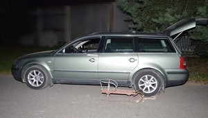 Policjanci nie mogli uwierzyć, gdy zobaczyli sanki doczepione do Passata
