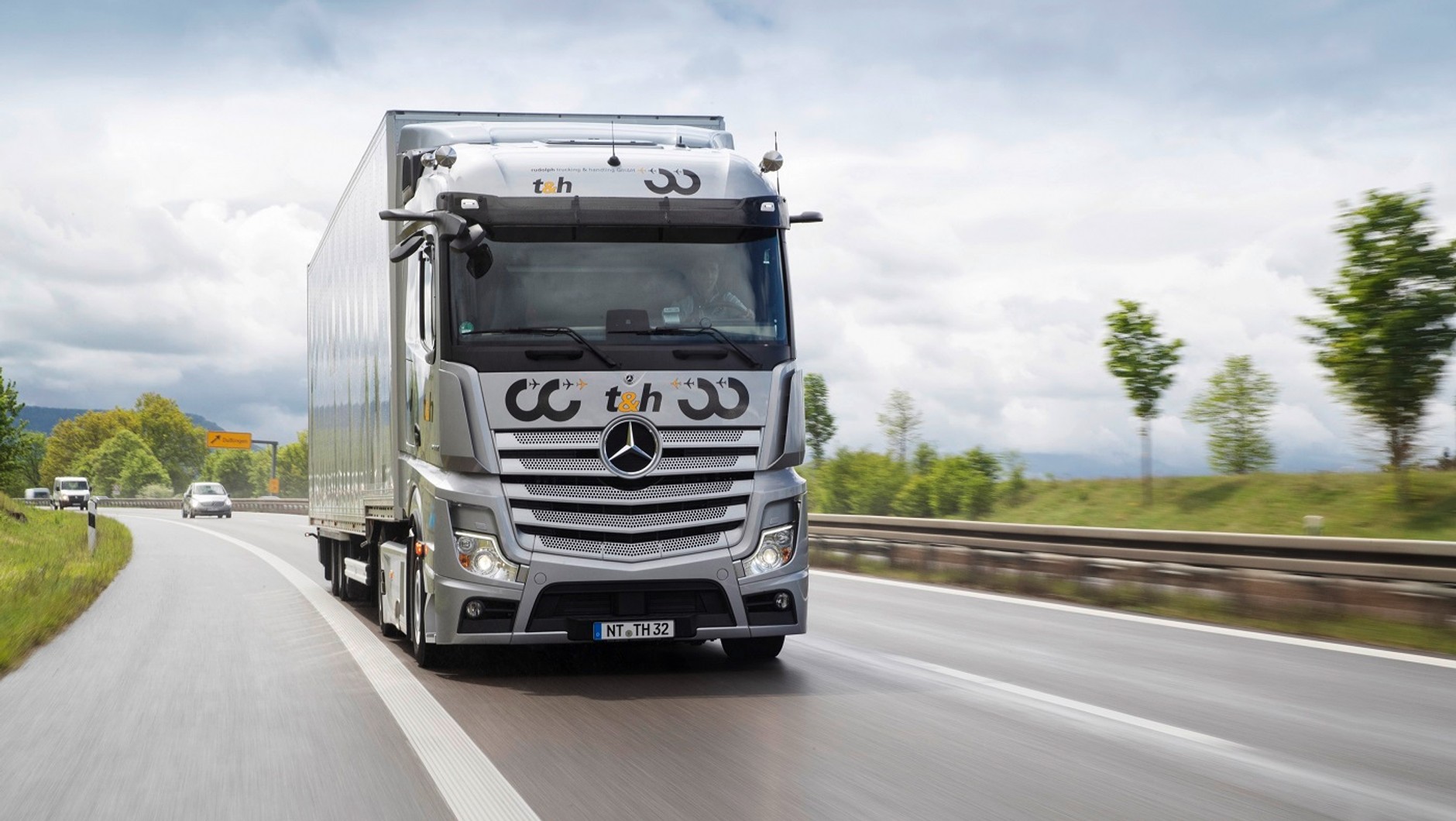 Mercedes-Benz Actros na niemieckiej autostradzie