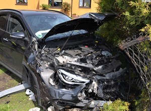 Pijana wjechała w płot. "Doniósł" na nią jej własny samochód