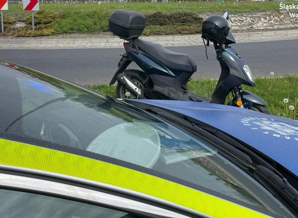 Kierowca motoroweru nie zdołał pokonać ronda. Dziwi fakt, że w ogóle dał radę jechać