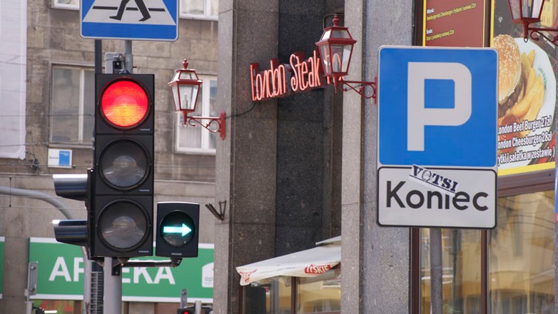 ruch uliczny znak znaki czerwone swiatlo zielona strzalka skrzyzowanie