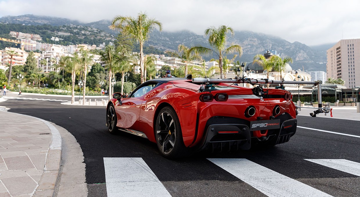 Ferrari kręci film - SF90 Stradale pędzi ulicami Monako