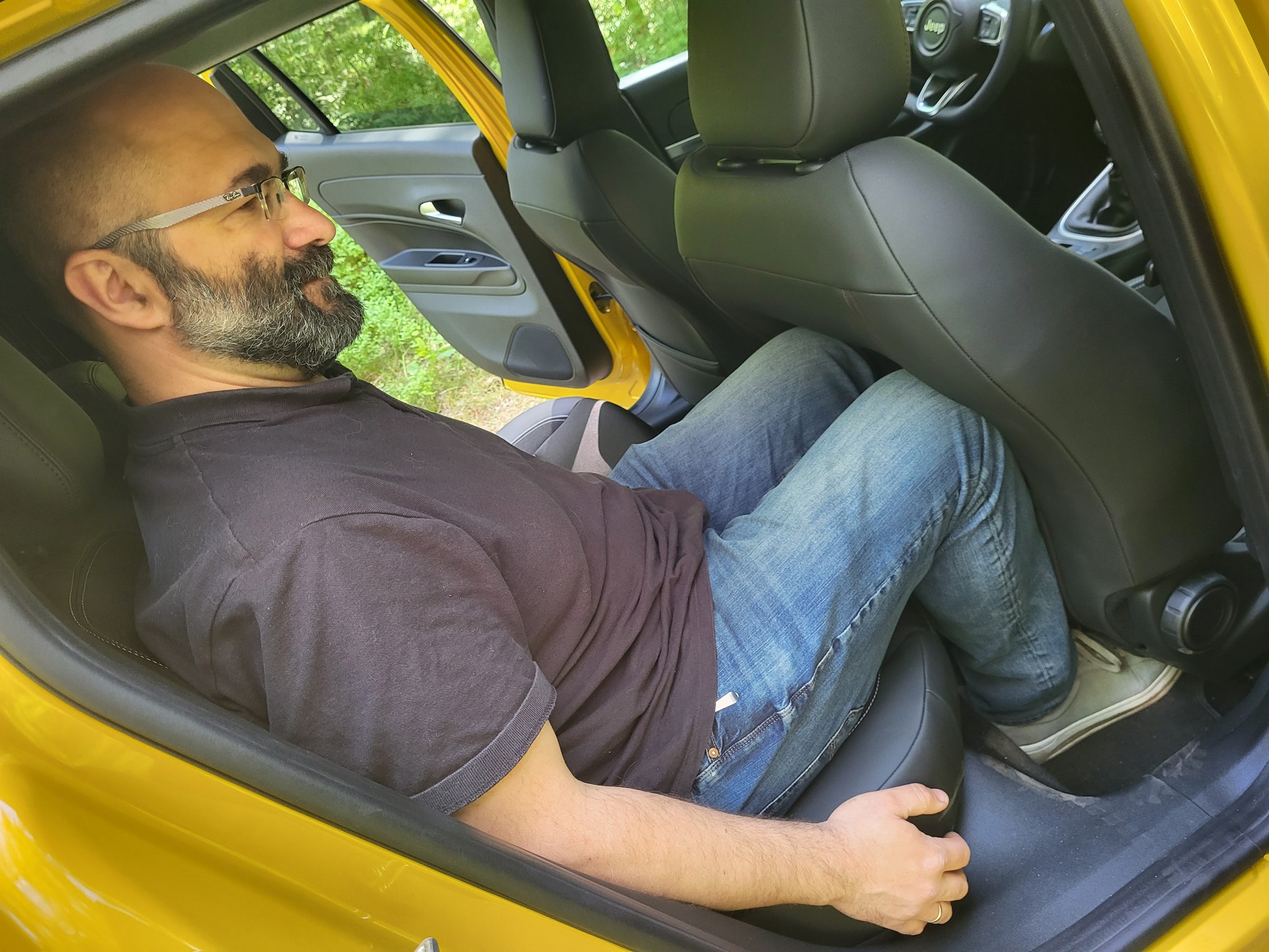 Jeśli z przodu podróżują wysocy pasażerowie, to z tyłu robi się mało miejsca na nogi.