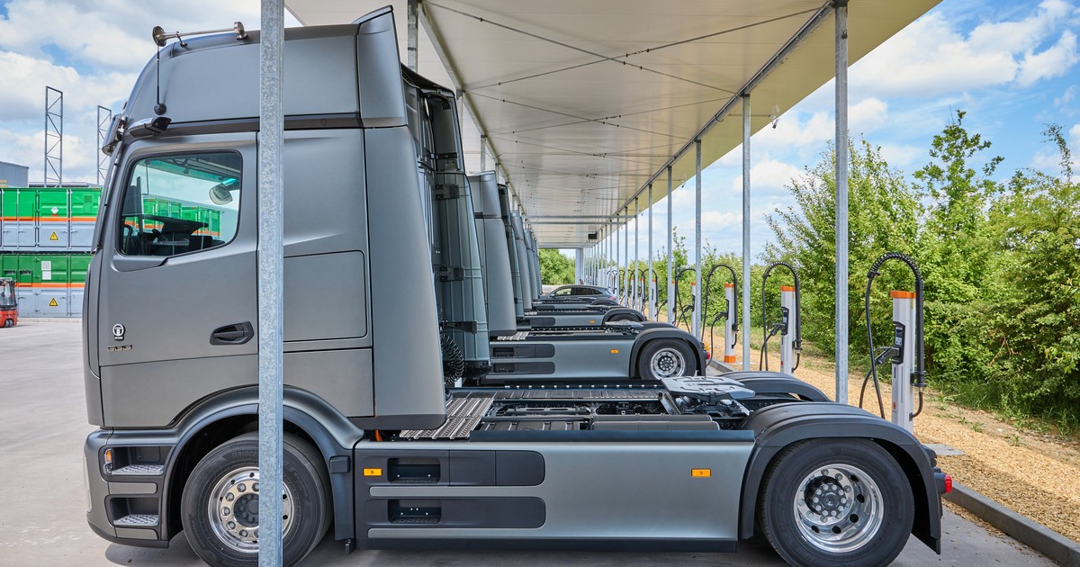 Mercedes-Benz eActros 600 na stacji ładowania