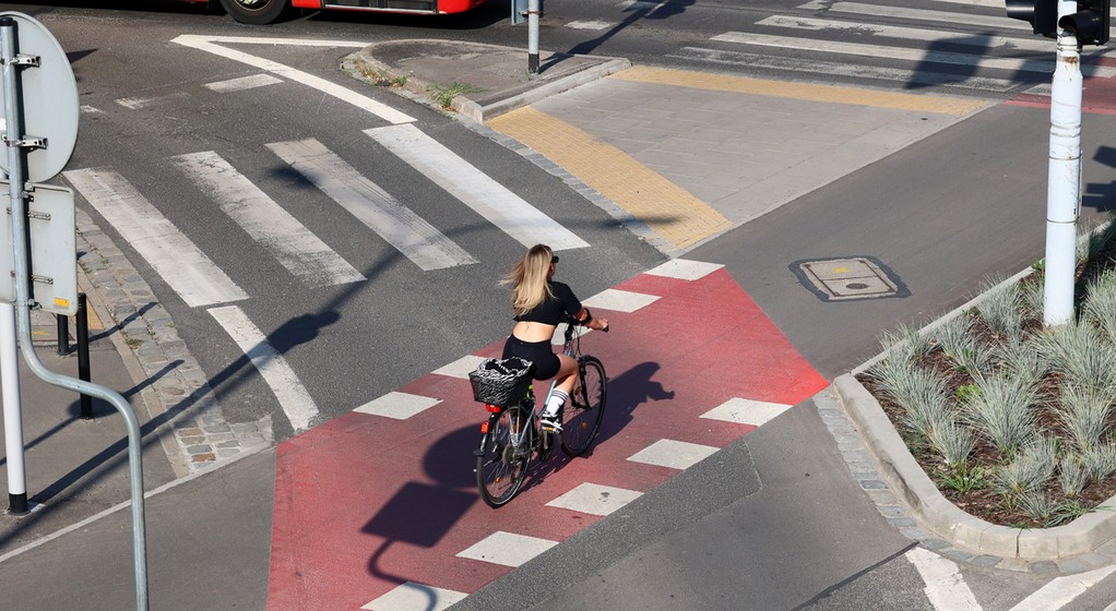 Poziome pasy na drogach rowerowych nie zawsze oznaczają przejścia dla pieszych z formalnego punktu widzenia