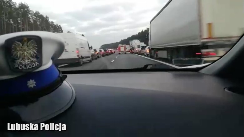 Wzorowy korytarz życia na autostradzie