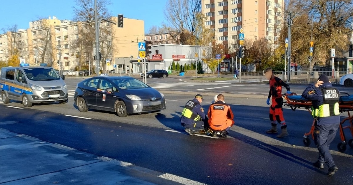  Potrącenie pieszej na pasach. Taksówkarz tłumaczył, że to przez słońce