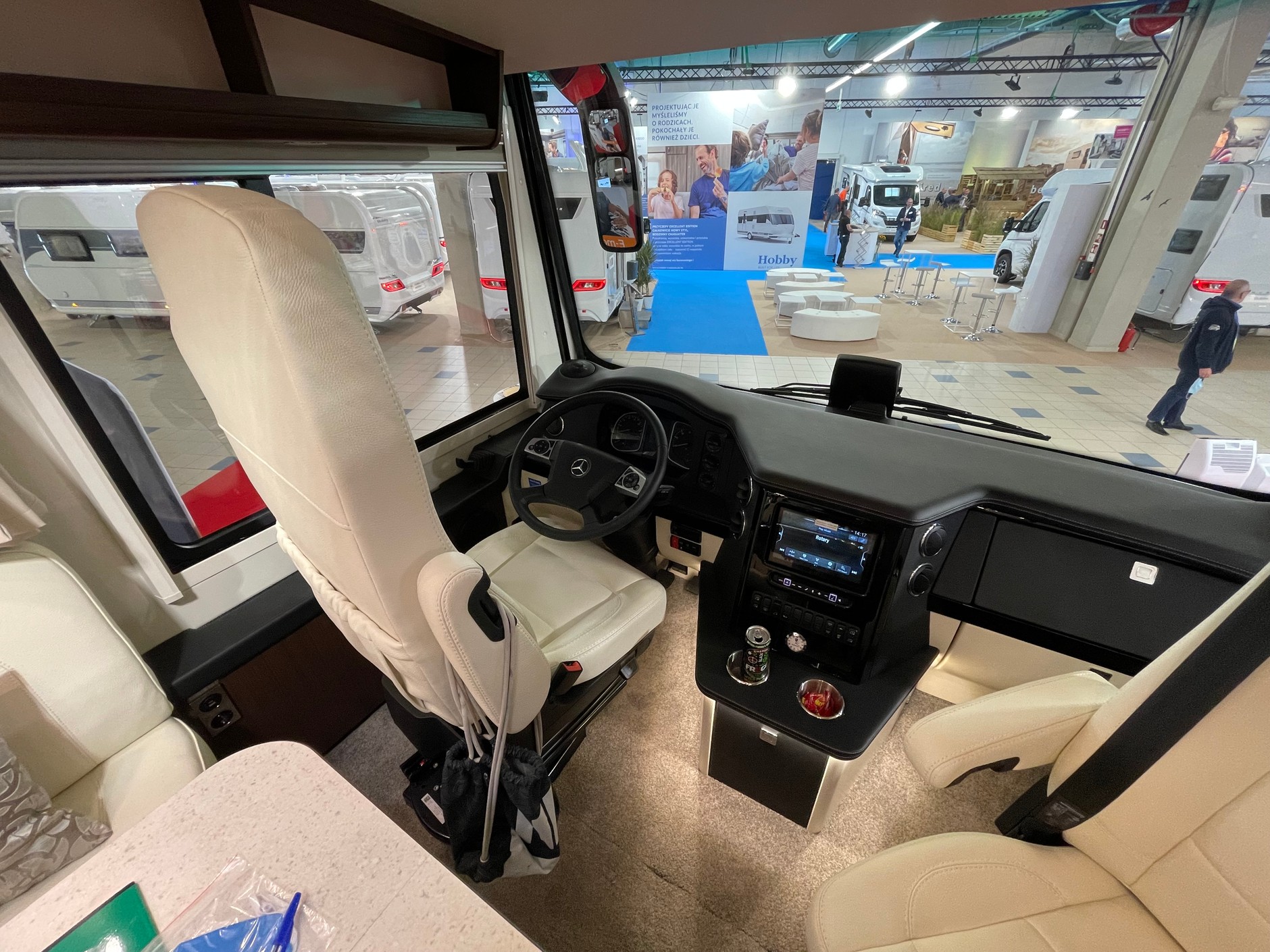 ...zbudowany na podwoziu Mercedesa.