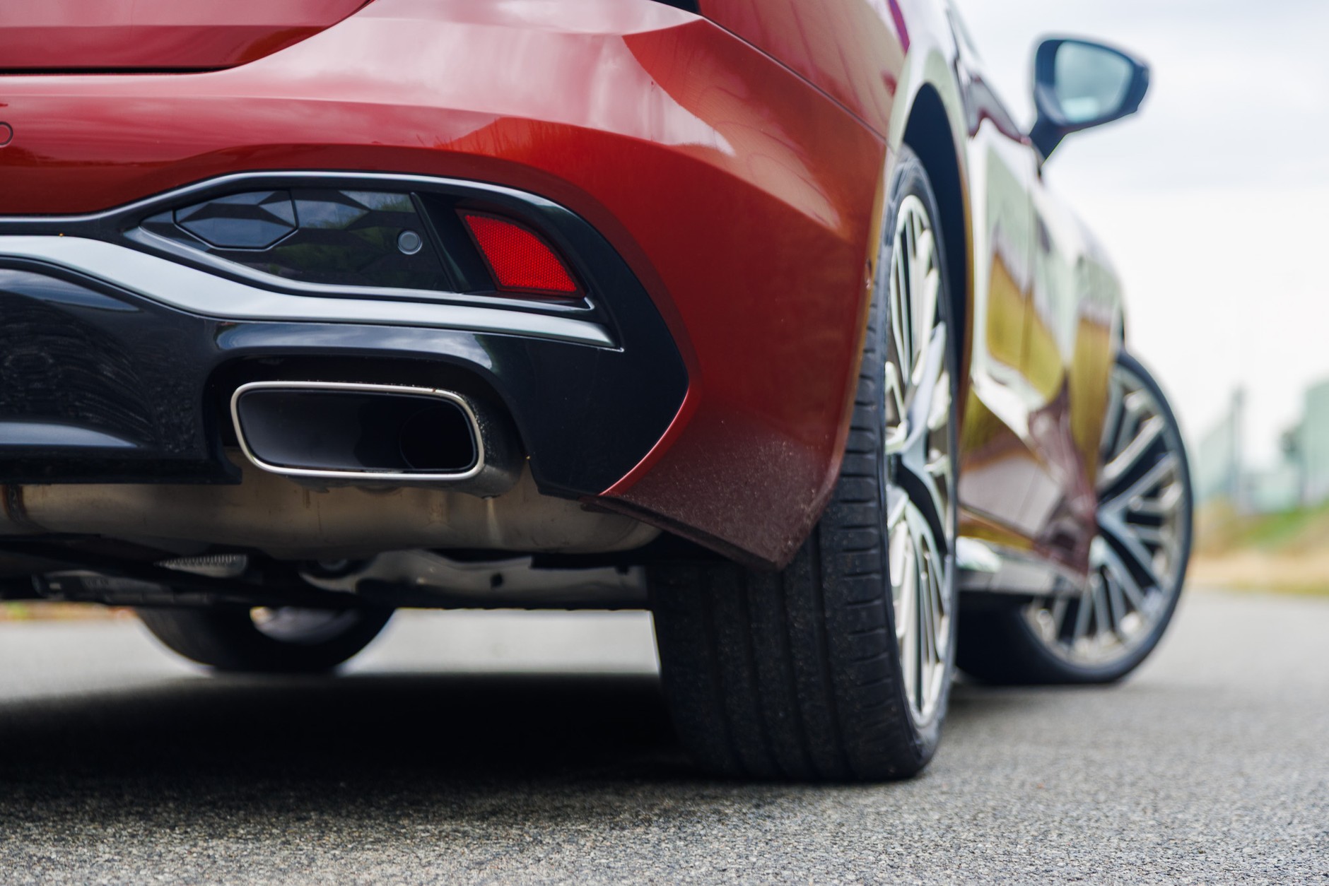 Używanie zbyt głośnego wydechu jest wykroczeniem, za które policjant może odebrać dowód rejestracyjny